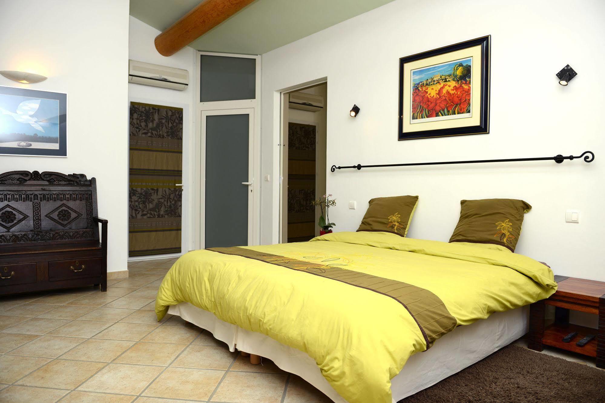 Bed and Breakfast Mas De Carabelle La Roque-Alric Екстер'єр фото