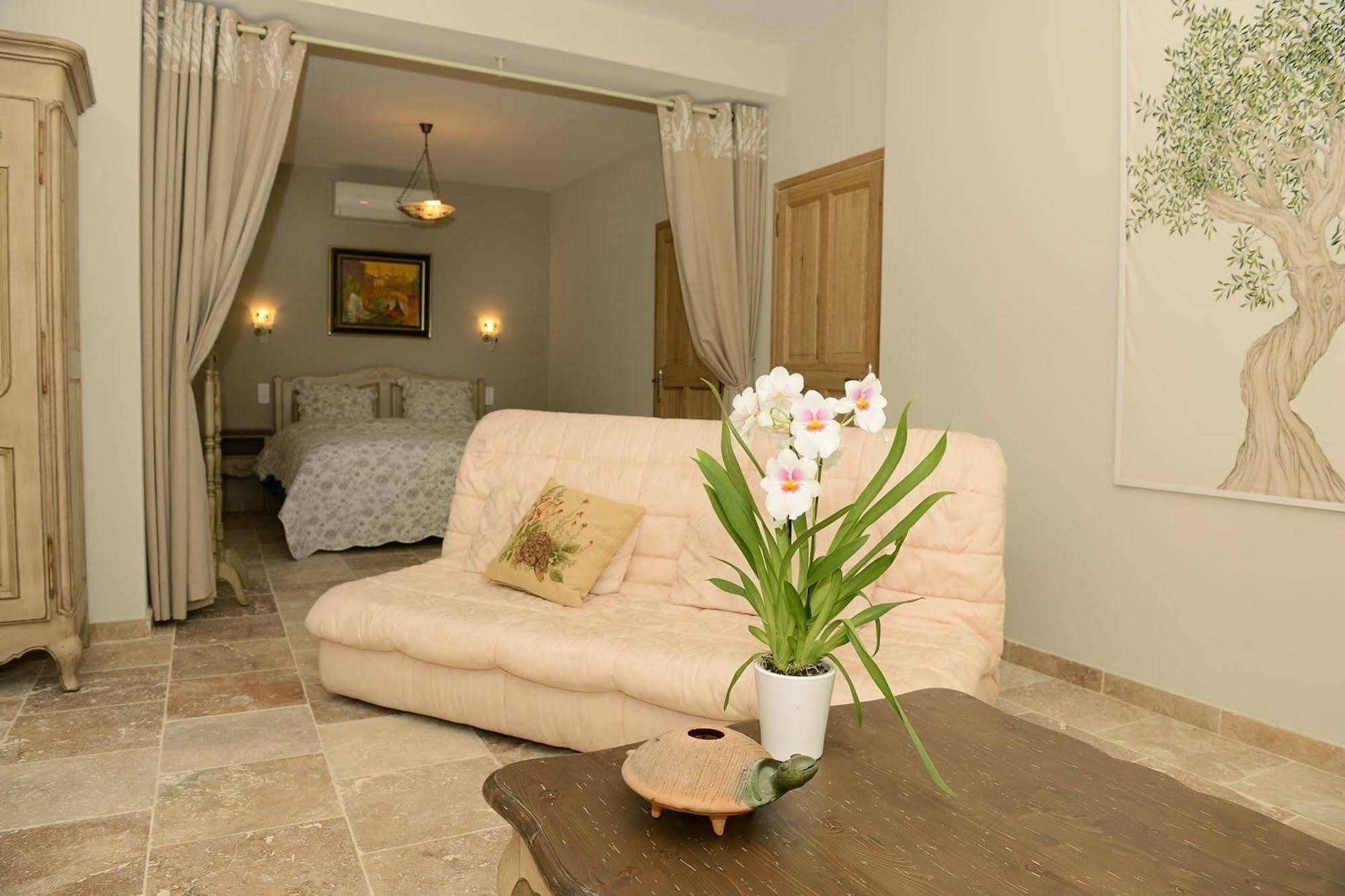 Bed and Breakfast Mas De Carabelle La Roque-Alric Екстер'єр фото